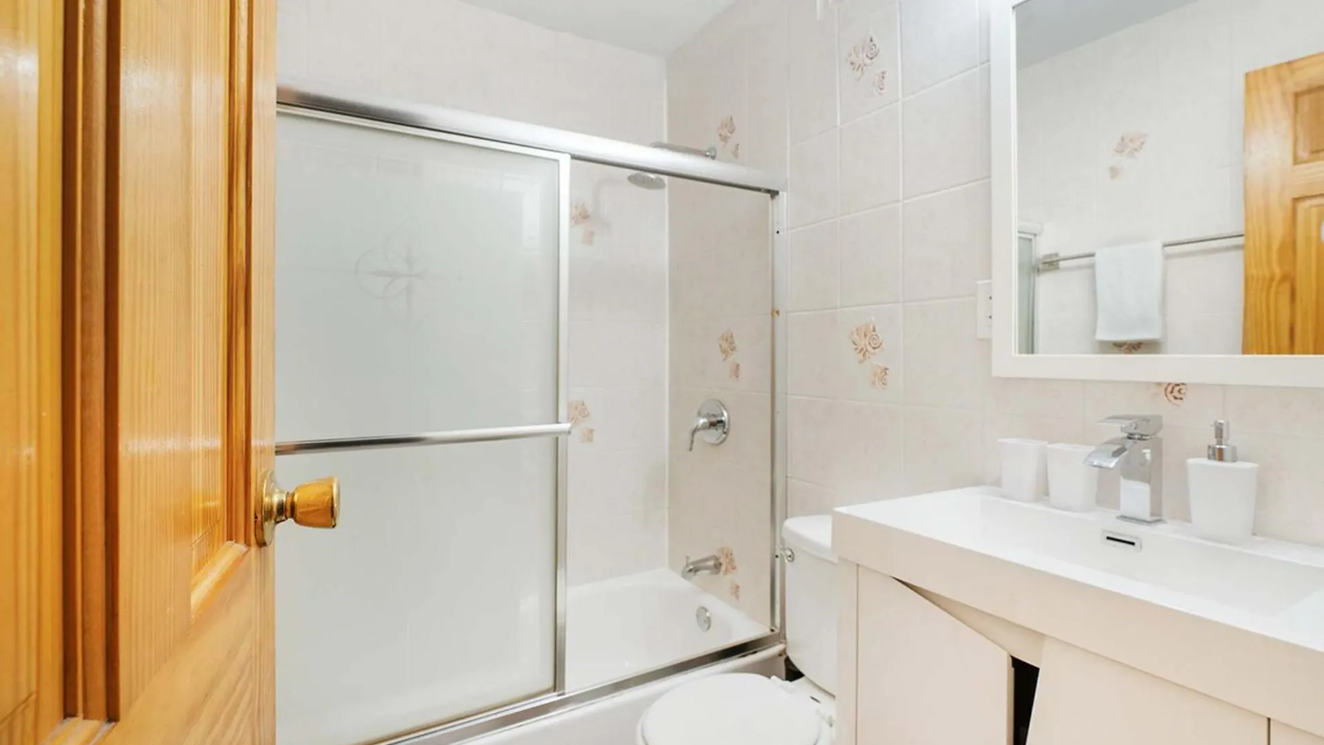 26-3A Studio Gramercy W&D Outdoor Courtyard New York ABD