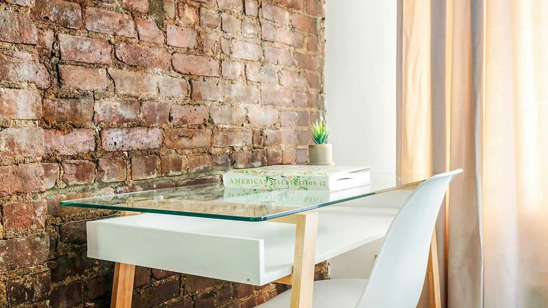 26-3A Studio Gramercy W&D Outdoor Courtyard New York ABD